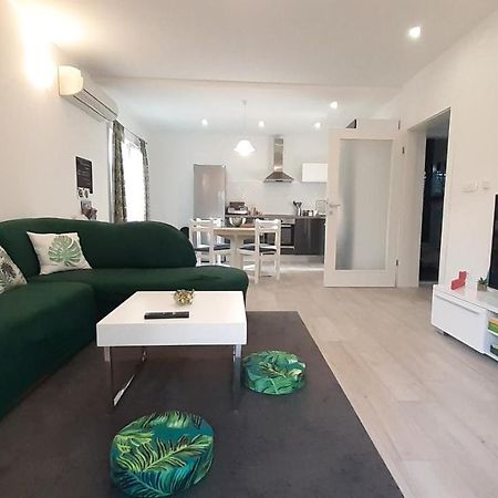 Apartment Ela Трогир Екстериор снимка